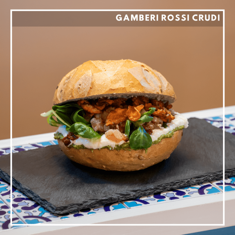 Gamberi rossi, valeriana, pesto di basilico, pomodori secchi, stracciatella e chips di carote