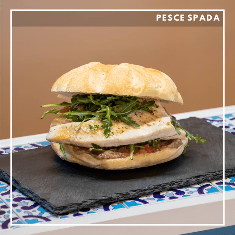 Bistecca di Pesce Spada grigliato, pomodoro alla catalana, rucola, cucunci e salsa di cipolle di tropea